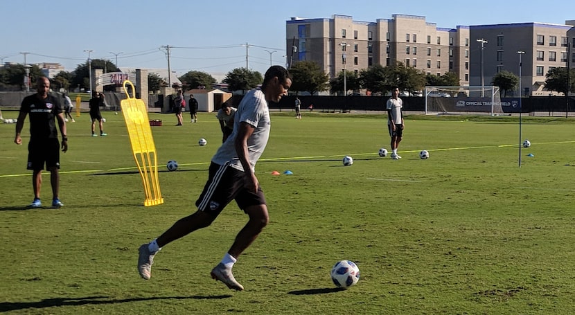 Tesho Akindele prepares to hit a cross in FC Dallas training. (9-27-18)