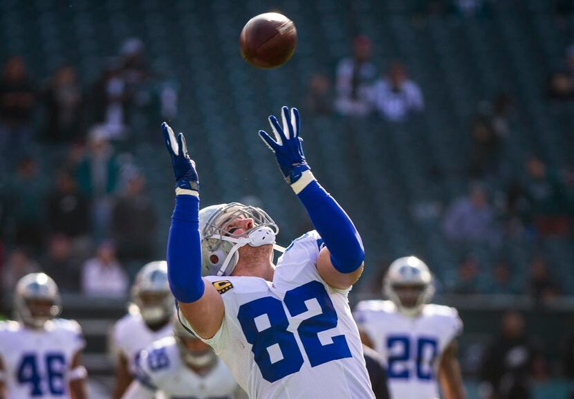 Dallas Cowboys tight end Jason Witten (82) reaches for a pass while warming up before an NFL...