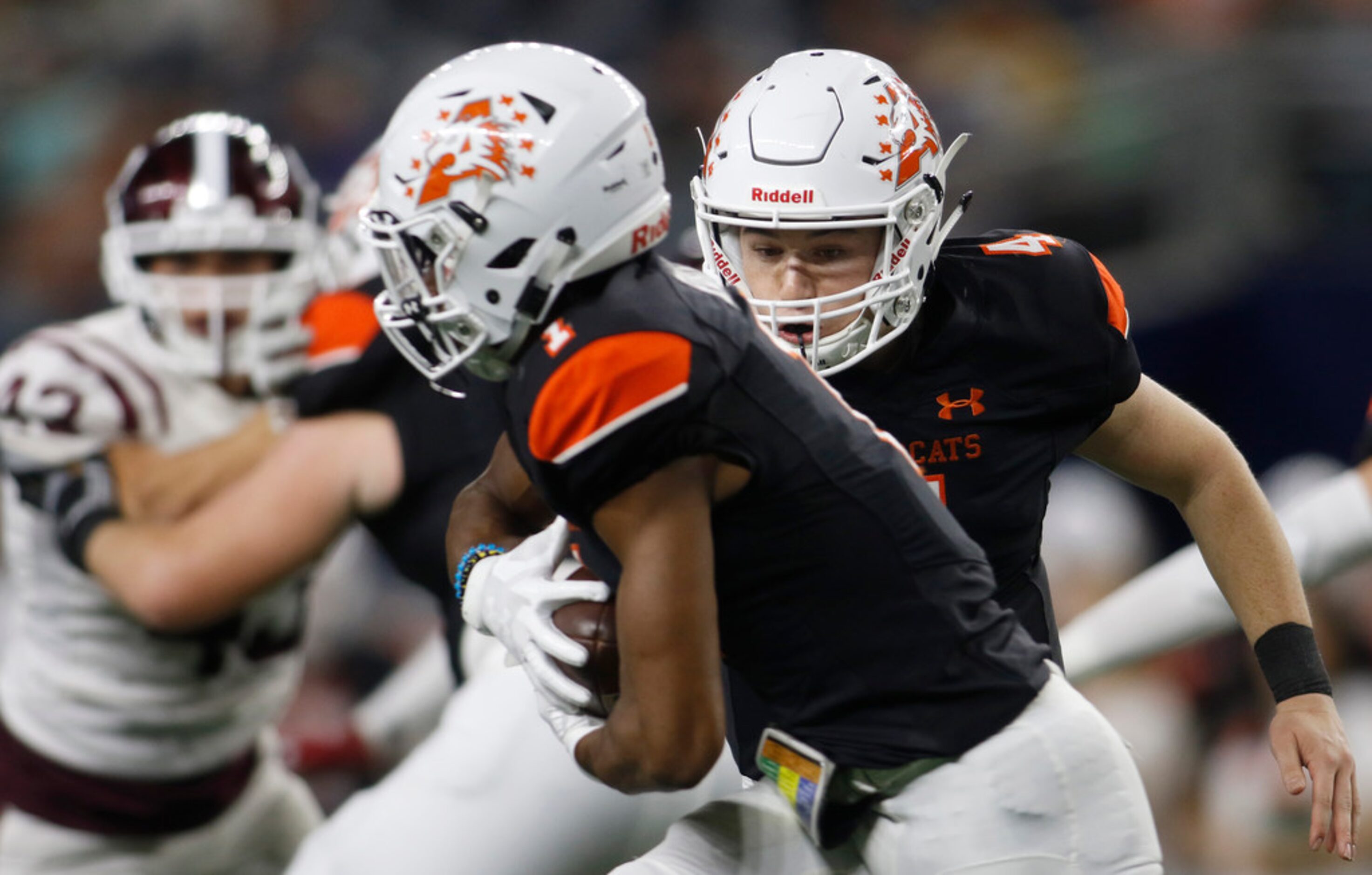 Aledo quarterback Jake Bishop (4), right, secures a handoff to receiver JoJo Earle (1)...