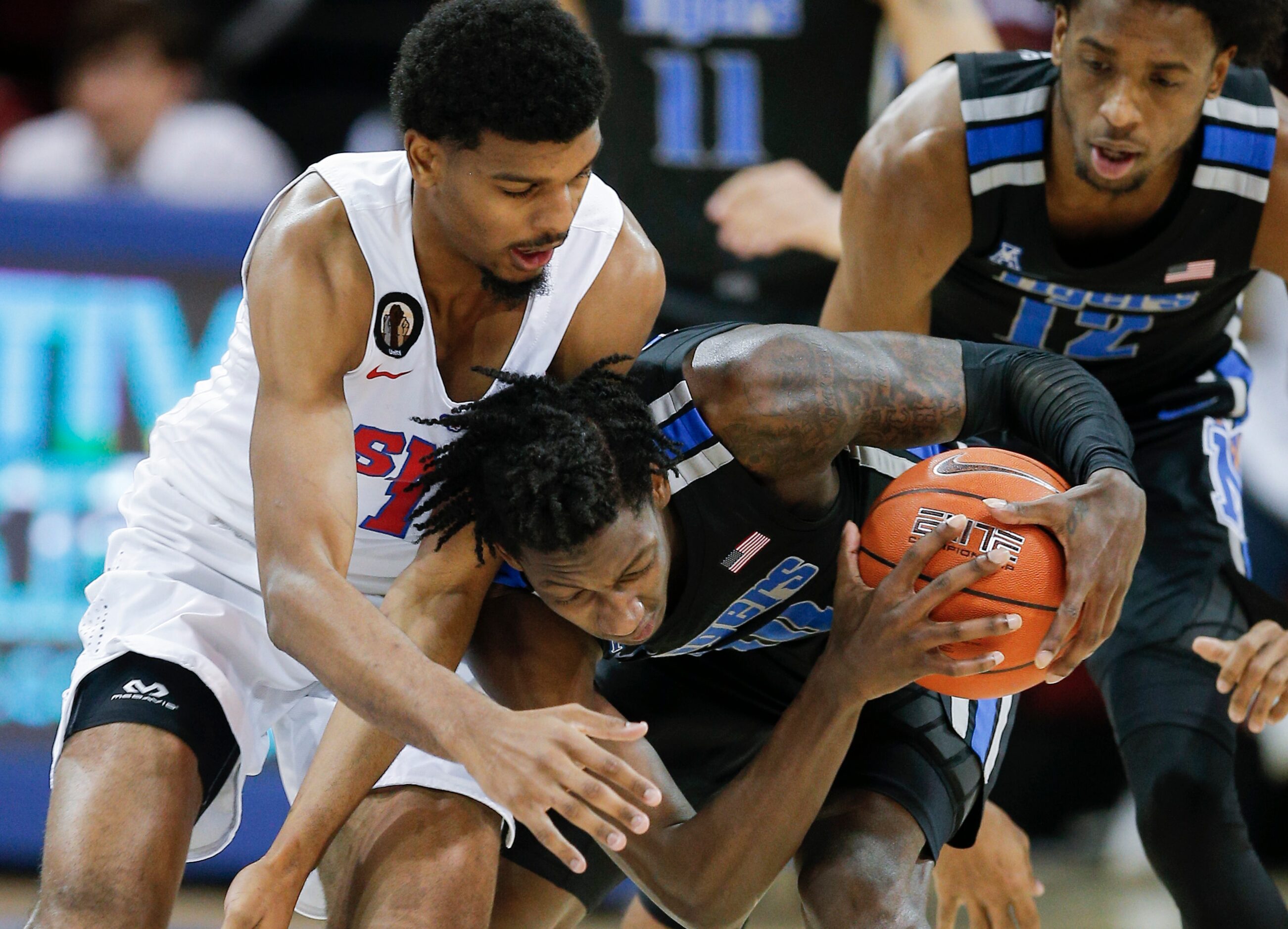 SMU forward Feron Hunt, left, defends against Memphis guard Damion Baugh, right, during the...