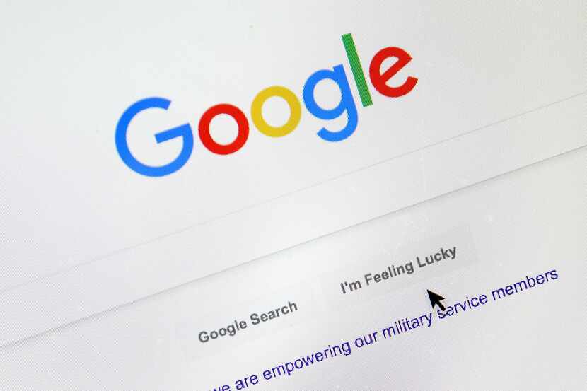 Un cursor se mueve por encima del buscador de Google en Portland, Oregon, el 28 de agosto de...