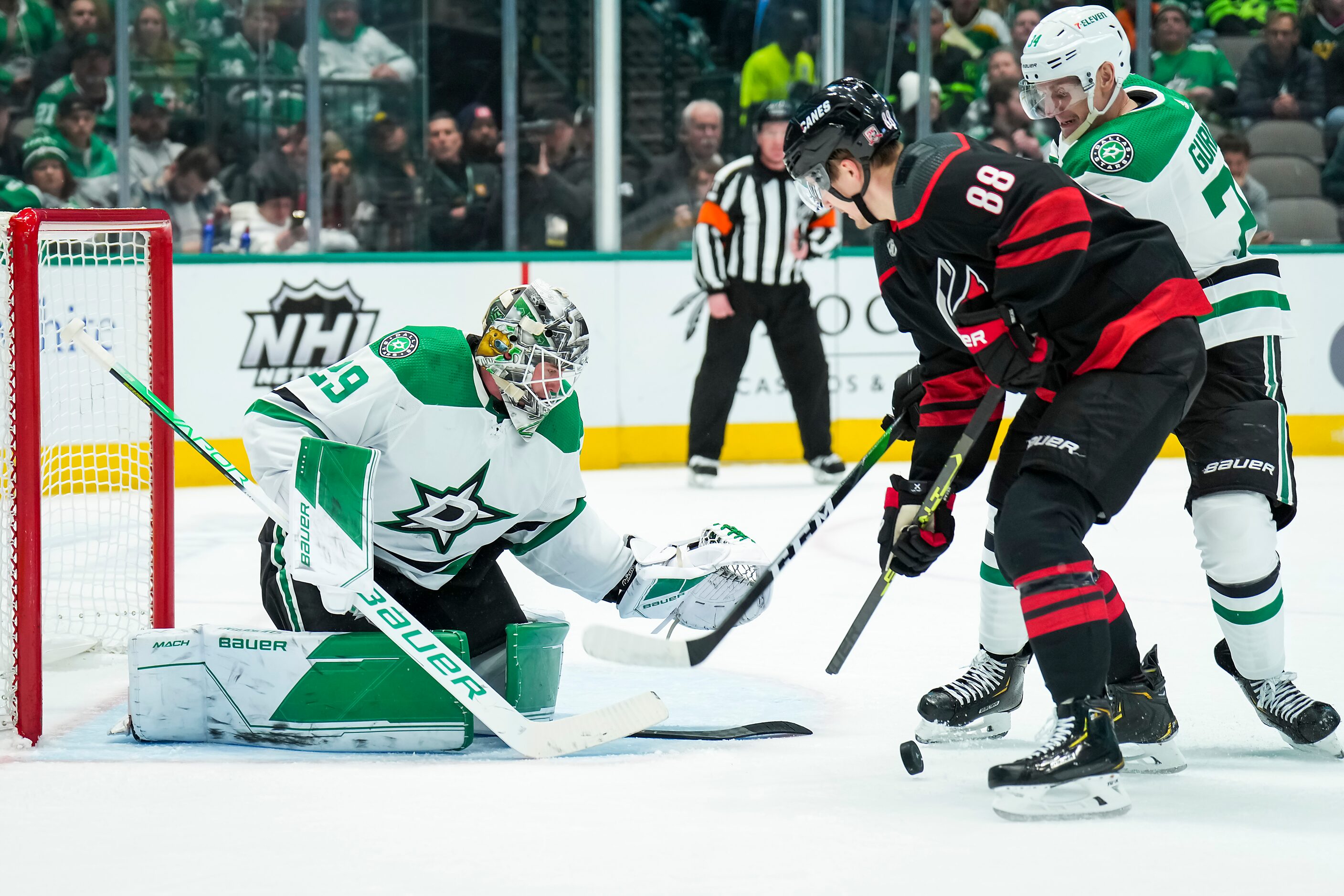 Dallas Stars goaltender Jake Oettinger (29) turns away Carolina Hurricanes center Martin...