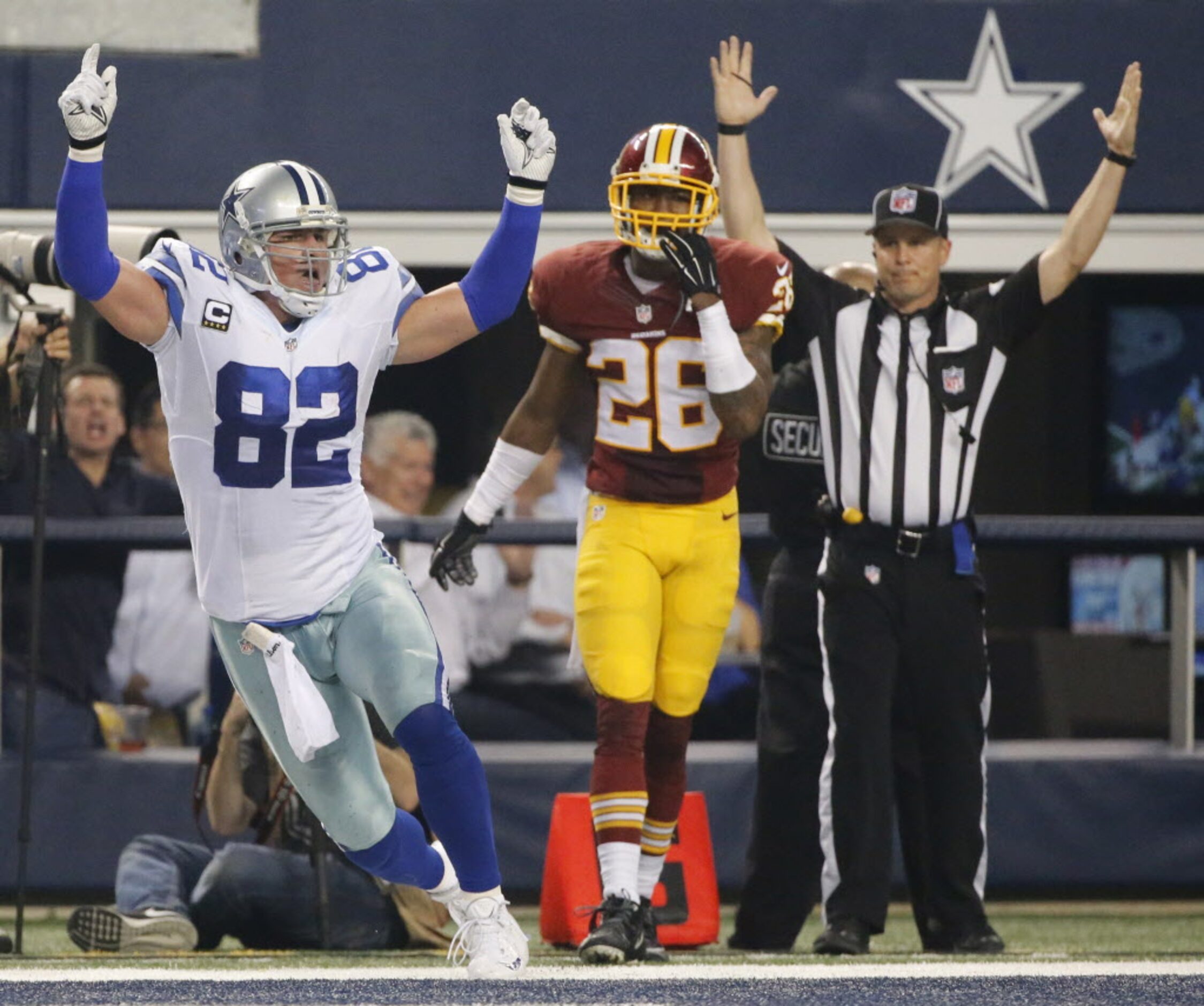 Dallas Cowboys tight end Jason Witten (82) celebrates his fourth=quarter touchdown pass...