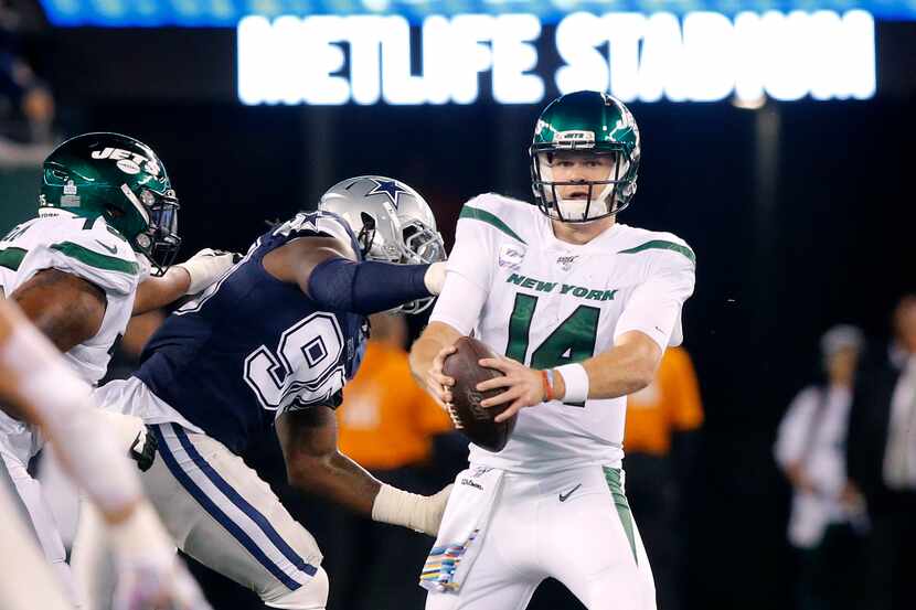 New York Jets quarterback Sam Darnold (14) avoids the sack attempt by Dallas Cowboys...