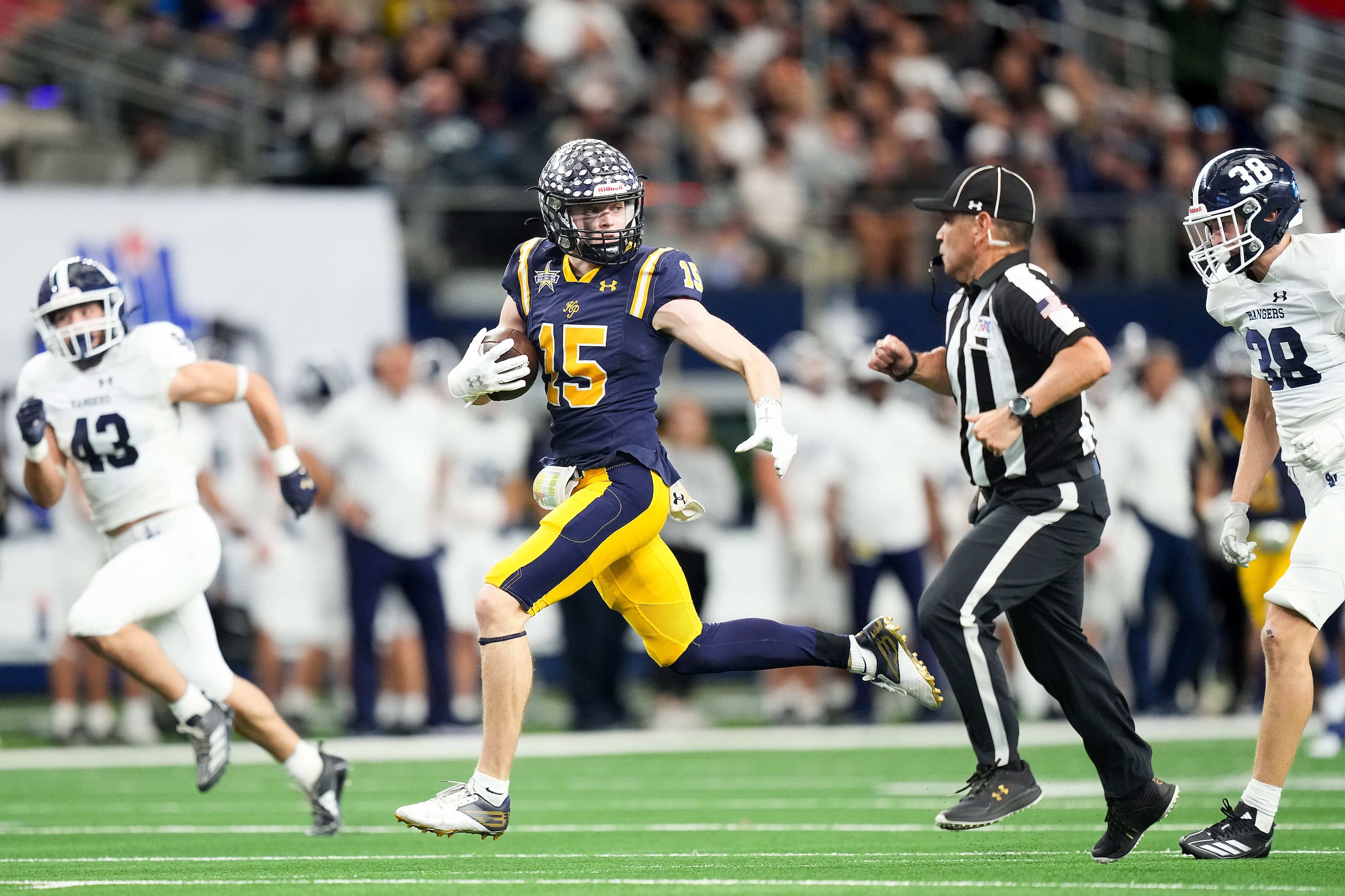 Highland Park's Benton Owens (15) gets past Smithson Valley's Hunter Haug (38) and Diego...