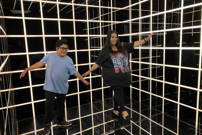 Maribel Quiroz y su hijo Max se toman fotos en unos de los siete "photobooths" en POP! by...