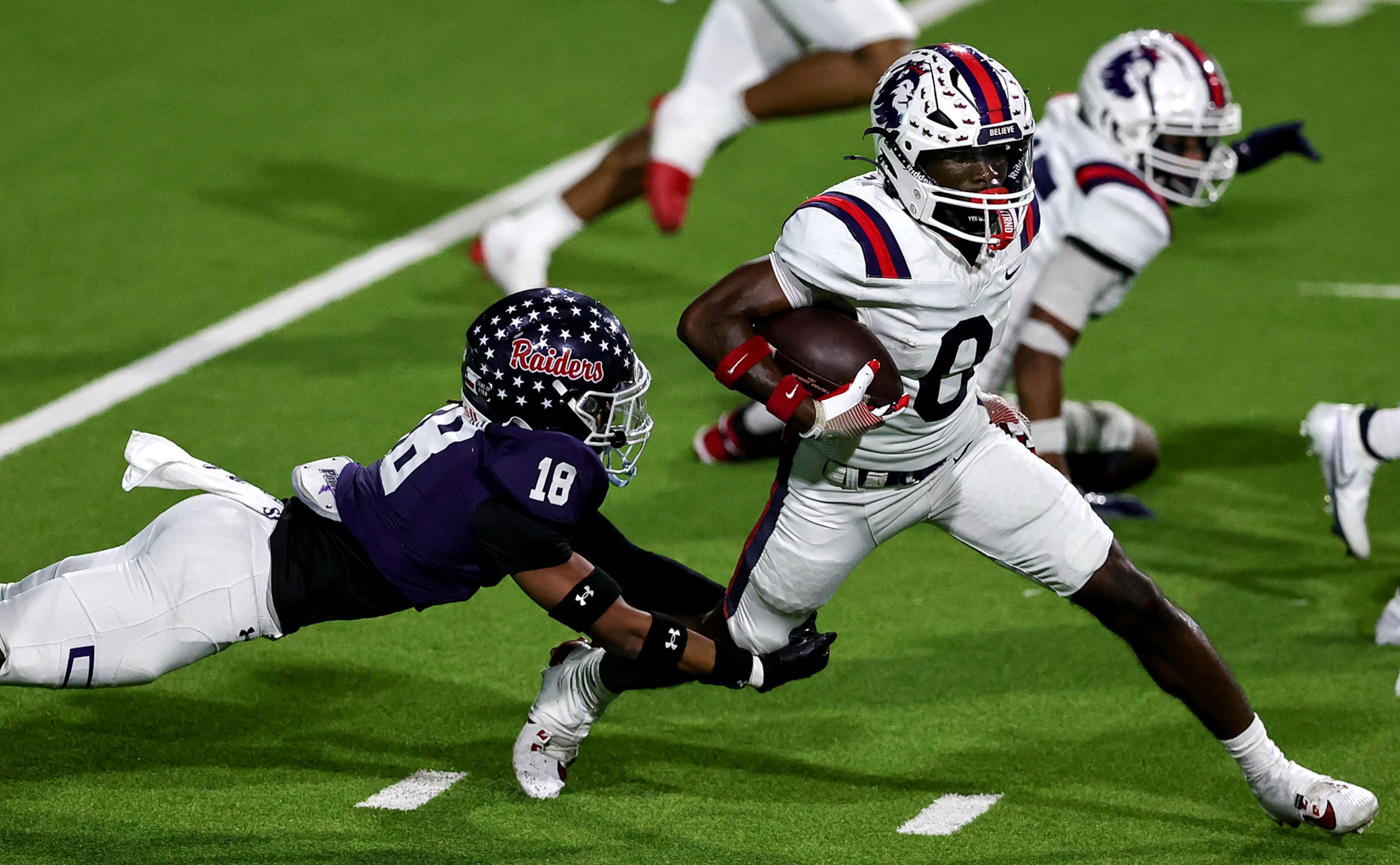 Richland kickoff returner Jaylen Gordon (0) gets stopped by Denton Ryan's Byran Simmons (18)...