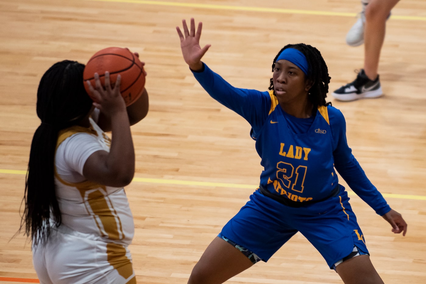 Lakeview Centennial’s Jiana Williams (21) defends South Oak Cliff junior Tyla Harper (14)...