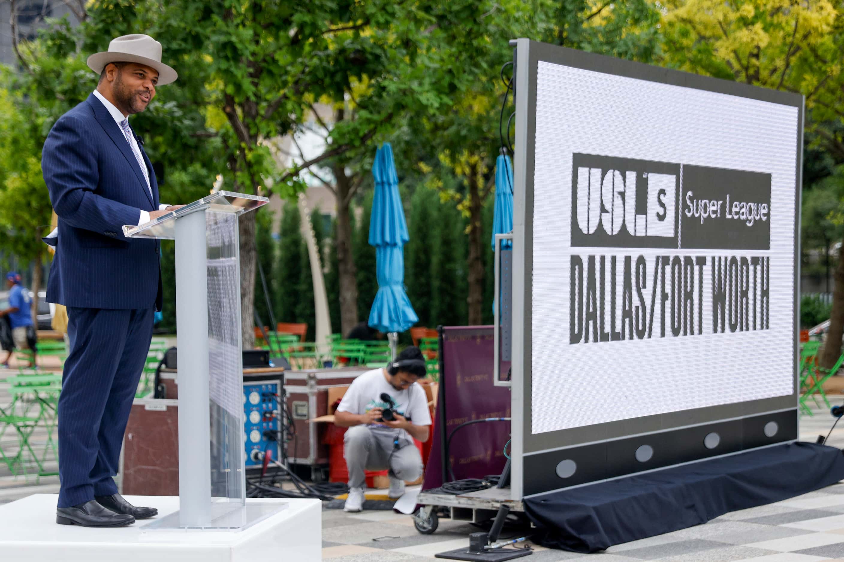Dallas Mayor Eric Johnson speaks before the unveiling of the Dallas USL Super League women’s...