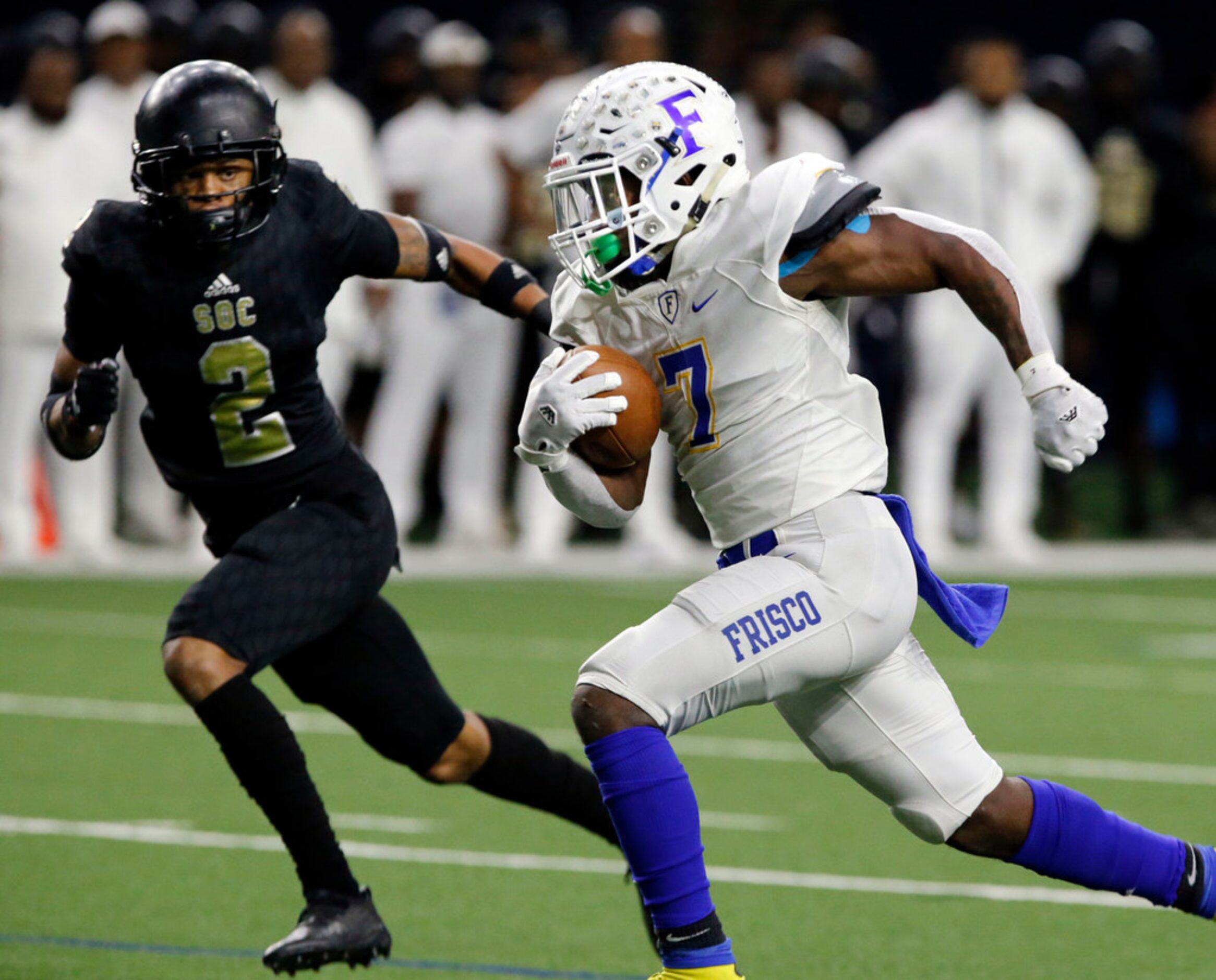 Frisco WR Bryson Clemons (7) heads to the end zone for a touchdown, as South Oak Cliff...