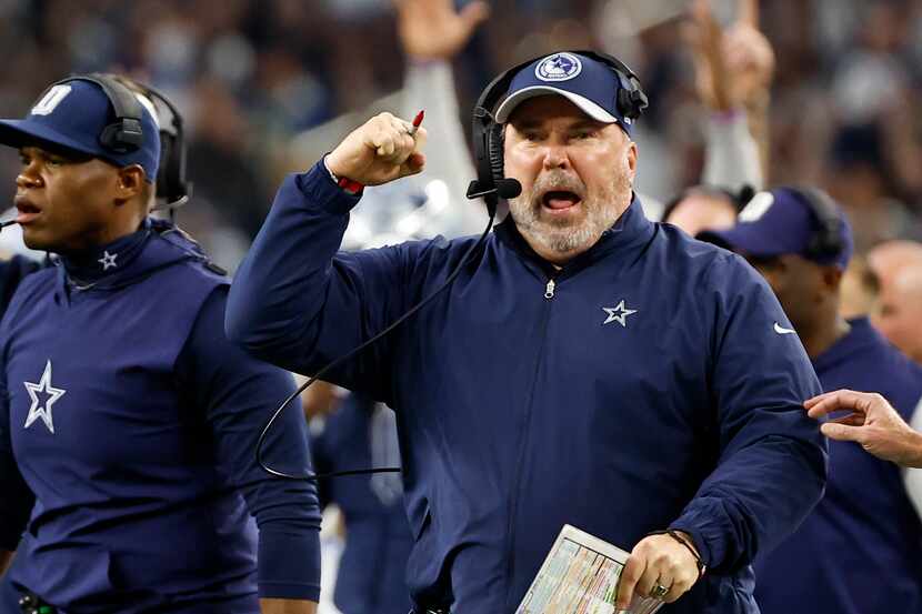 El entrenador en jefe de los Cowboys de Dallas, Mike McCarthy, celebra después de que el...