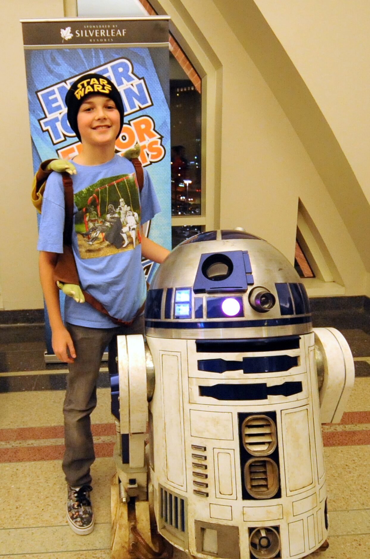 Star Wars fan Cameron York meets R2-D2 at Star Wars night at the Dallas Mavericks basketball...