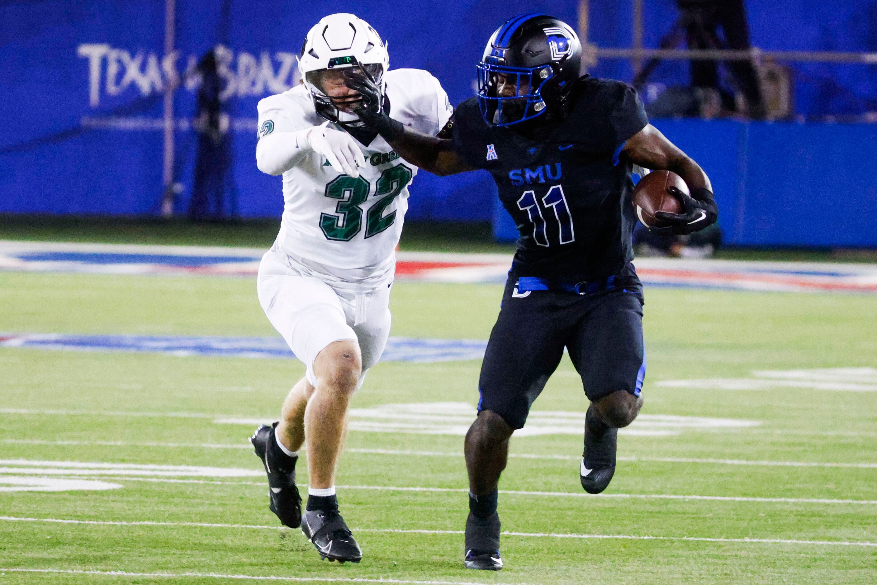 North Texas Mean Green linebacker Ethan Wesloski (left) gets blocked by Southern Methodist...