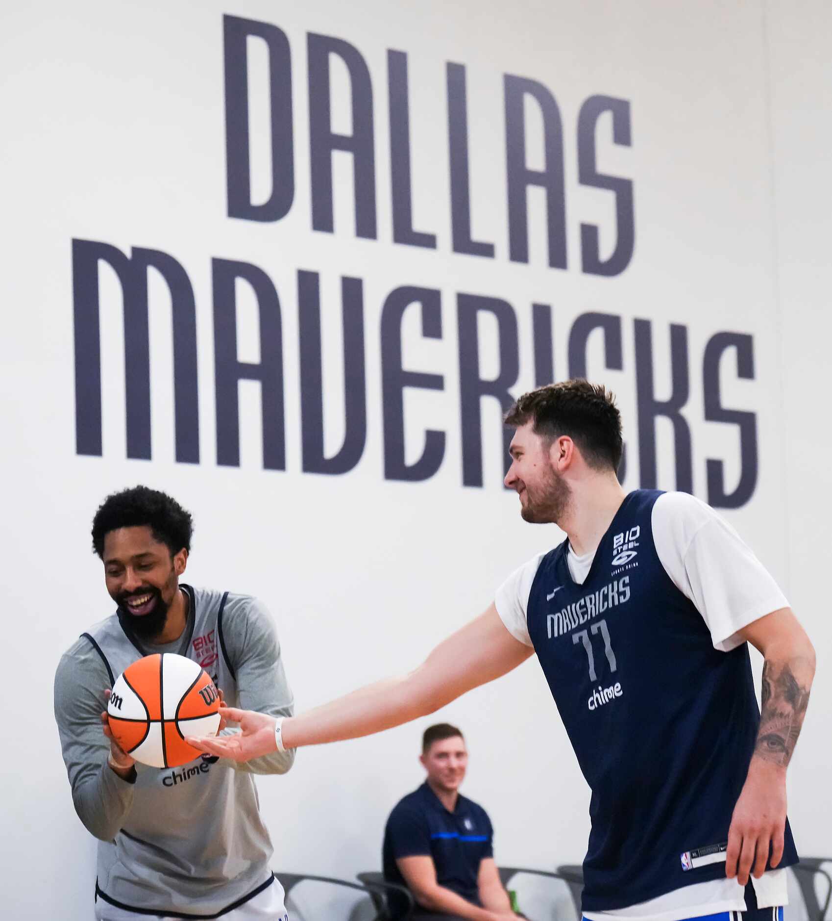 Dallas Mavericks guard Luka Doncic (77) hands a ball to guard Spencer Dinwiddie as the team...
