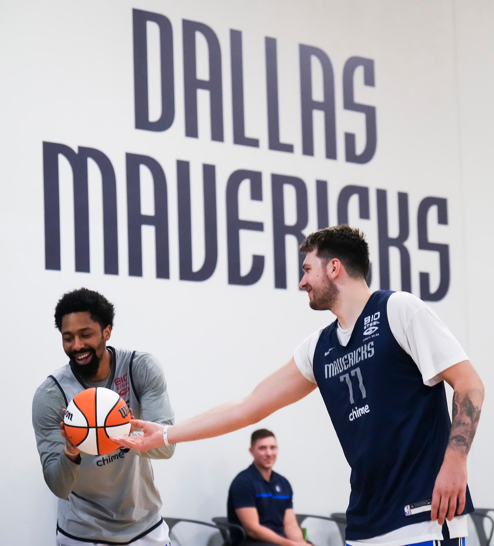 Dallas Mavericks guard Luka Doncic (77) hands a ball to guard Spencer Dinwiddie as the team...