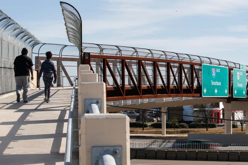 Hace pocos días se abrió un nueve puente peatonal que permite cruzar la I-30 a la altura de...