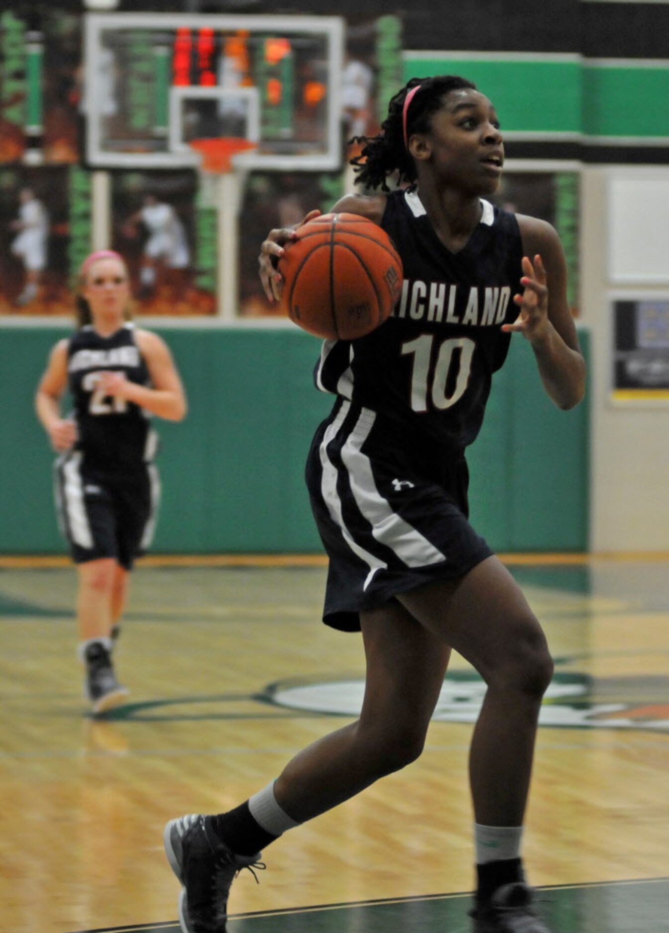 Richland senior Destiny Nunley (10) takes the ball into the paint as sophomore Lexi Barlett...