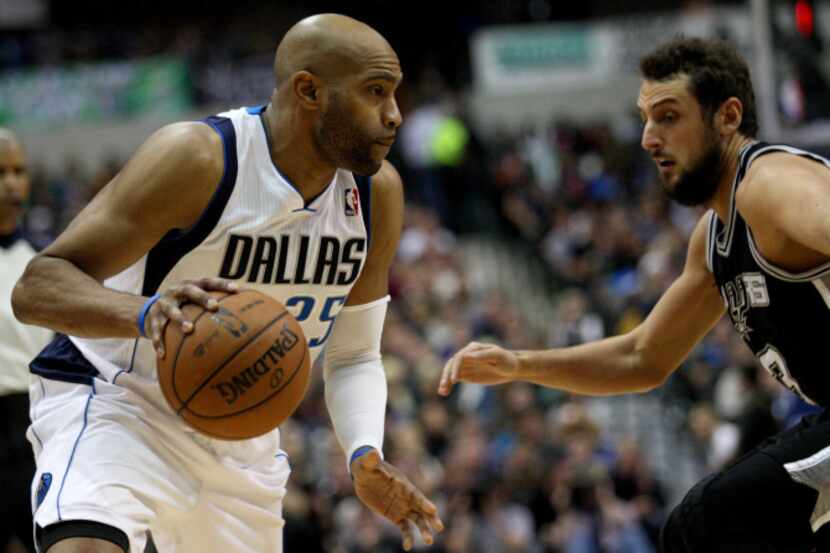 Dallas Mavericks shooting guard Vince Carter (25) keeps the ball from San Antonio Spurs...