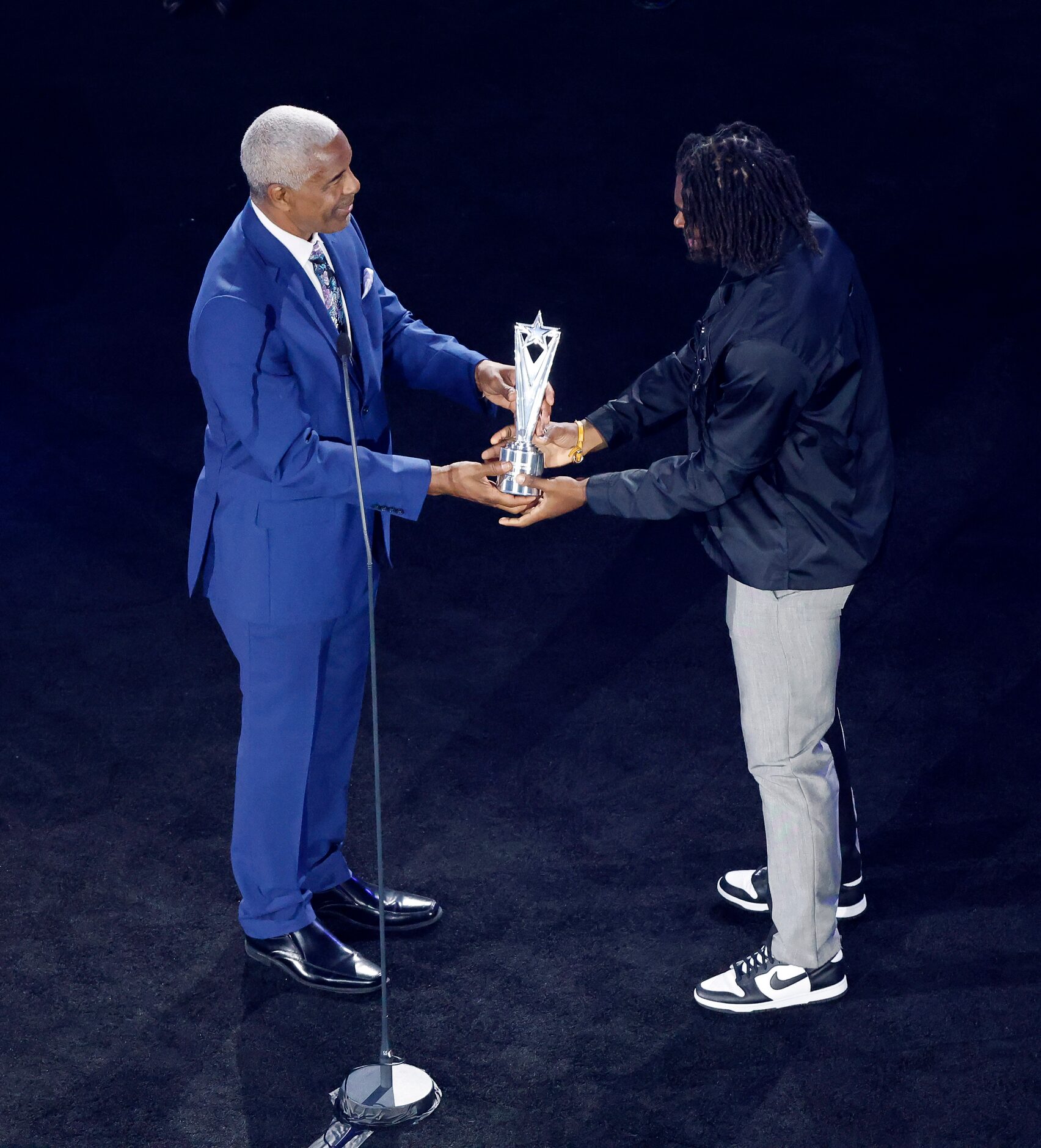 Former Dallas Cowboys Everson Walls presents the Breakthrough Award to cornerback Trevon...