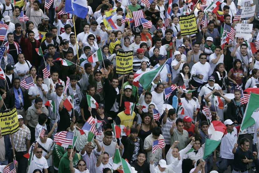 En esta foto del 2006, grupos marchan por los derechos de los inmigrantes en Nueva York el 1...