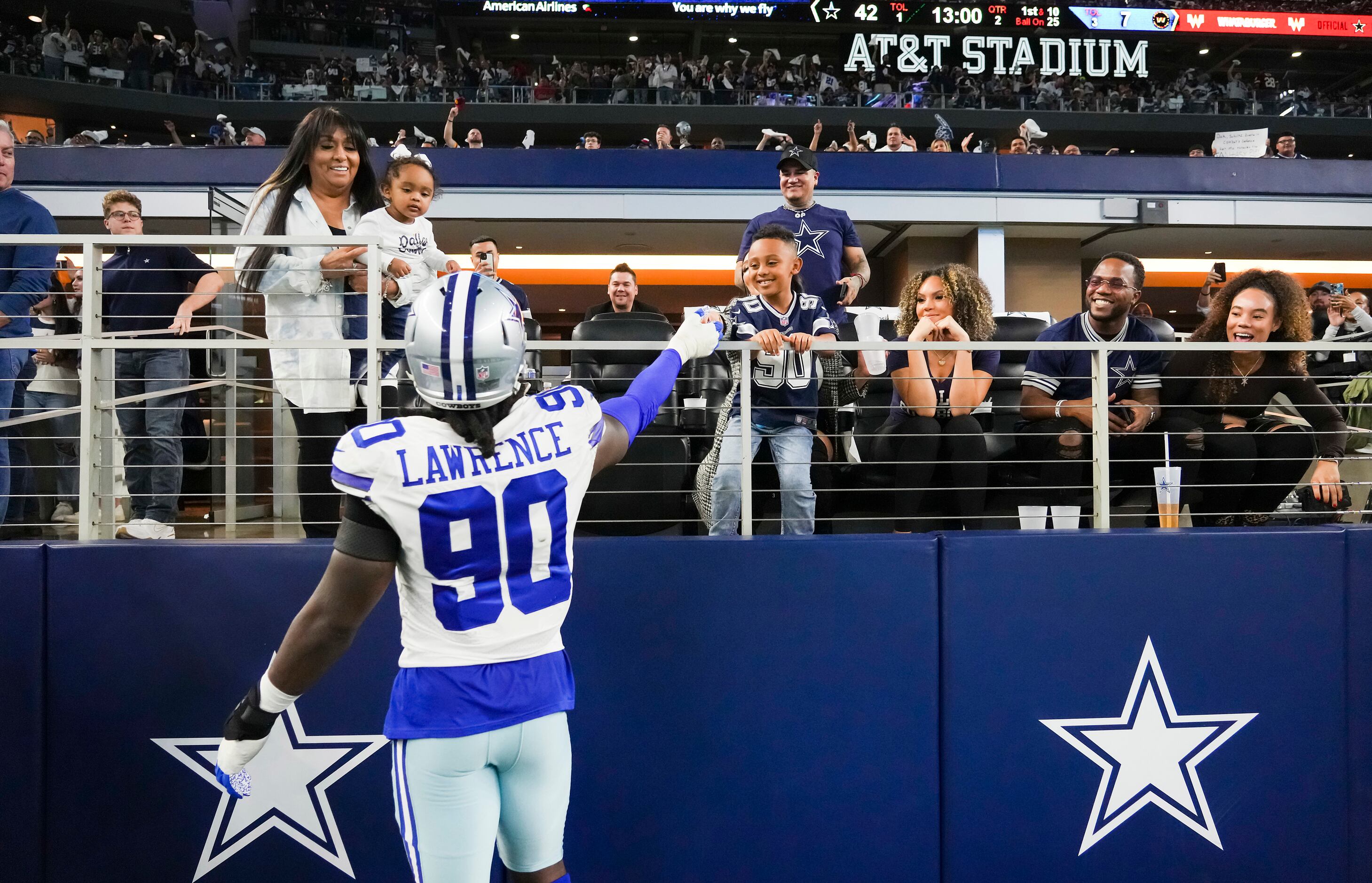 Photos: Tip toeing! Cowboys DE Demarcus Lawrence stays in bounds