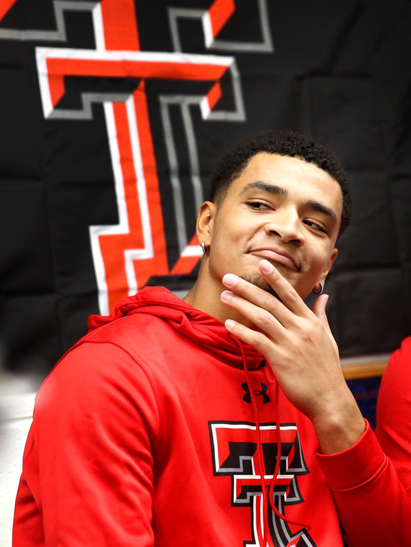 Duncanville boys basketball player Micah Peavy signed his national letter of intent to play...