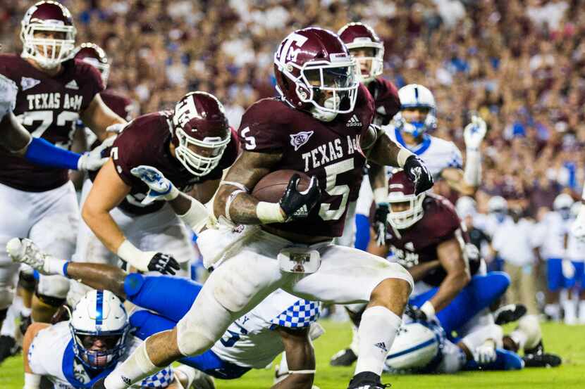 Texas A&M Aggies running back Trayveon Williams (5) runs to the end zone for the game...