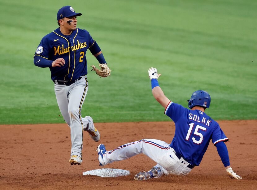 El segunda base de los Brewers de Milwaukee, Luis Urias (2), pone fuera de combate al...