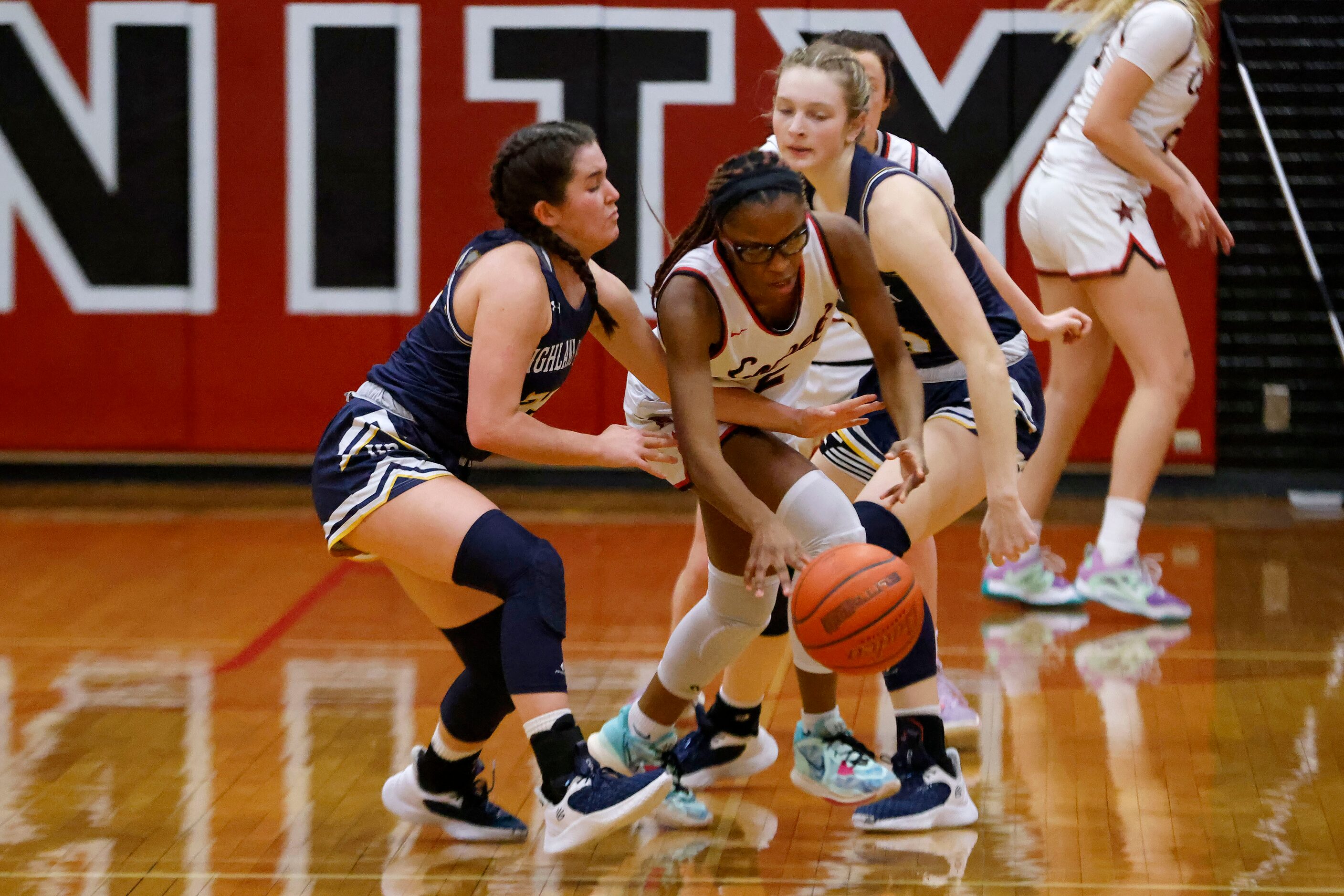 Coppell’s  Londyn Harper, right, makes a steal in front of Highland Park’s Audrey Walker,...