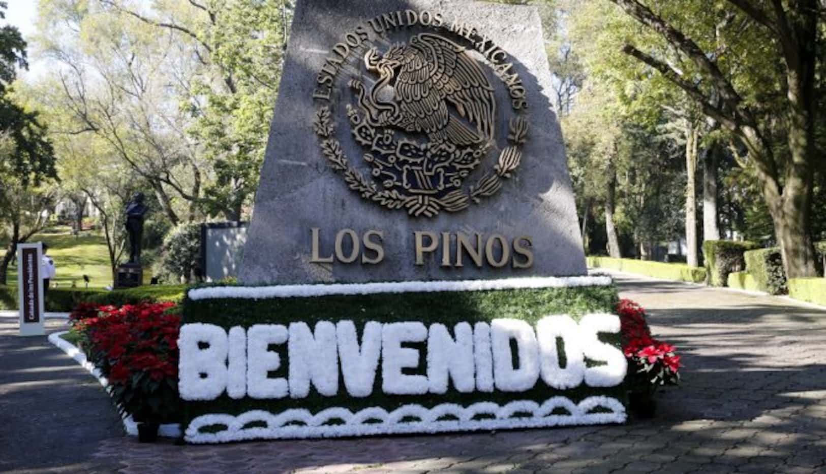 
				La entrada al complejo de la residencia de Los Pinos, en el Bosque de Chapultepec, en...