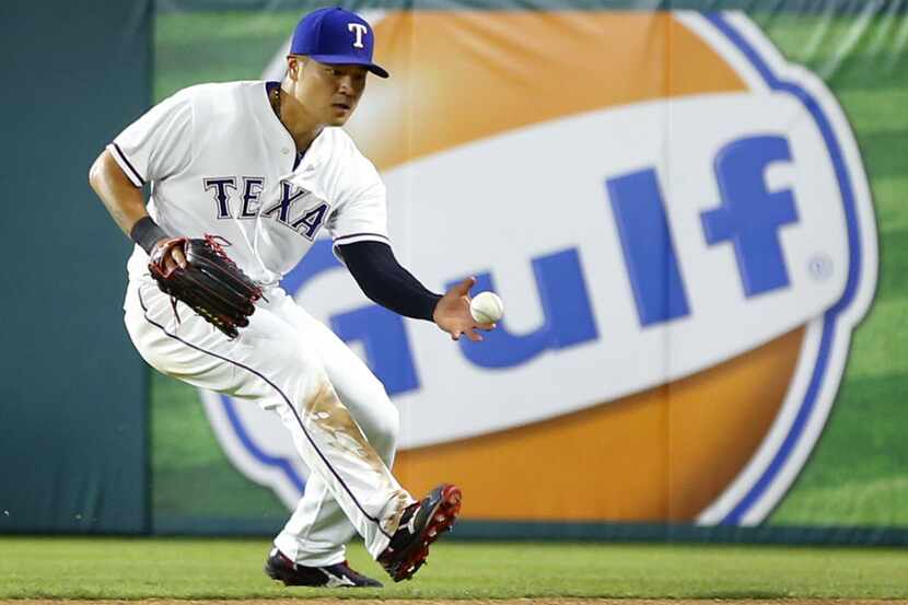 Texas Rangers right fielder Shin-Soo Choo (17) bare hands a double by Seattle Mariners...