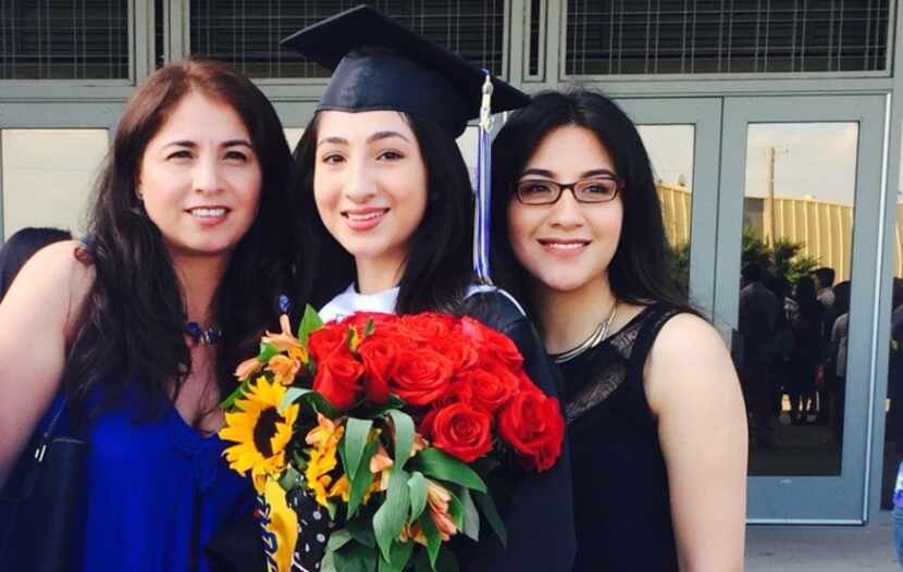 Melissa Azúa (centro) con su madre y hermana durante su día de graduación (Cortesía)