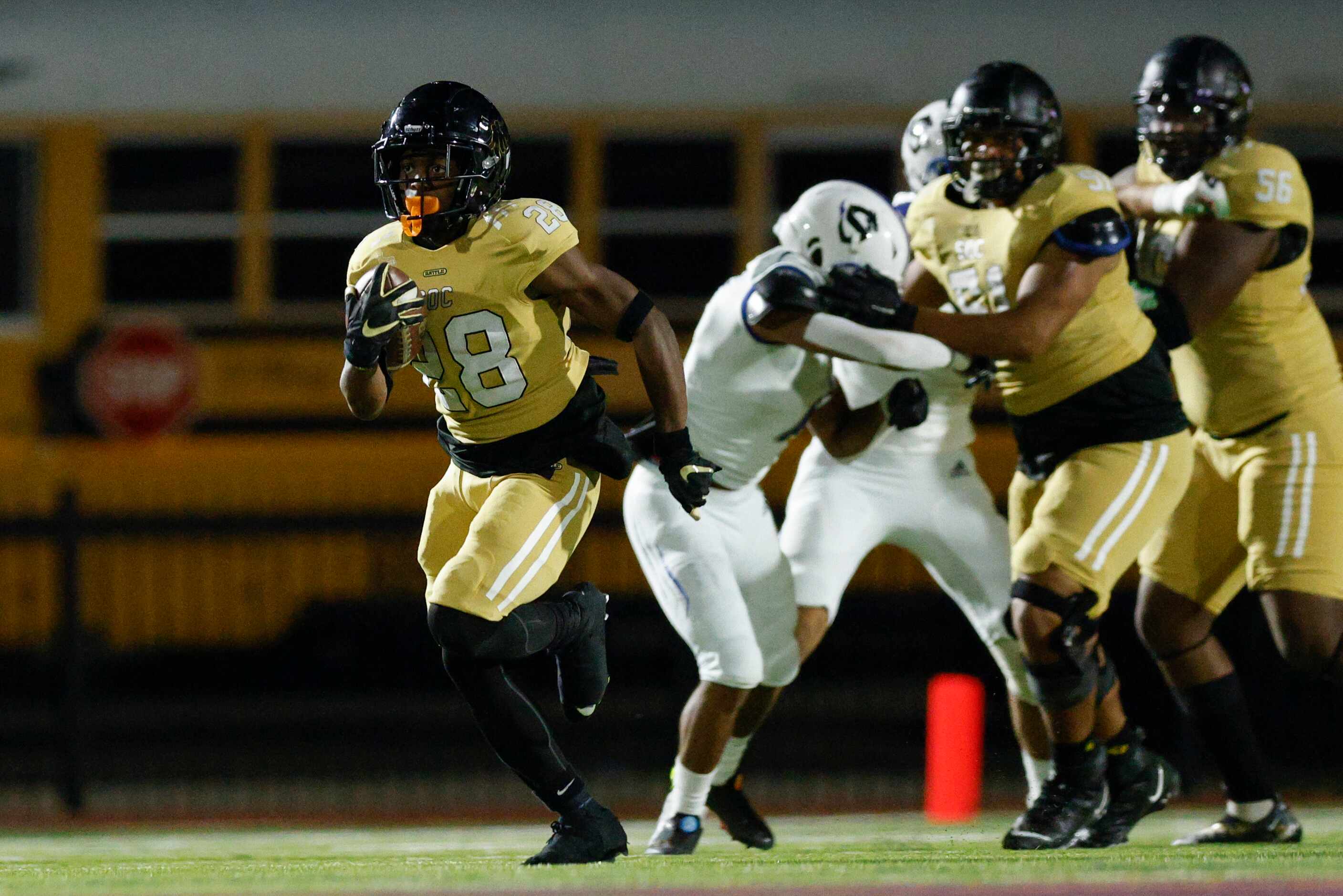South Oak Cliff running back Azalea Williams (28) runs the ball during the first half of a...