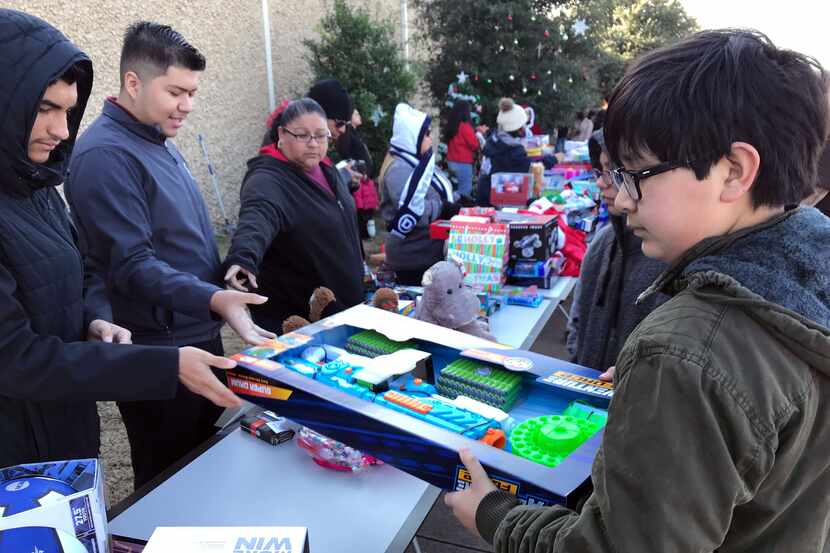 Decenas de estudiantes de Trinity River Mission recibieron regalos navideños, obsequiados...
