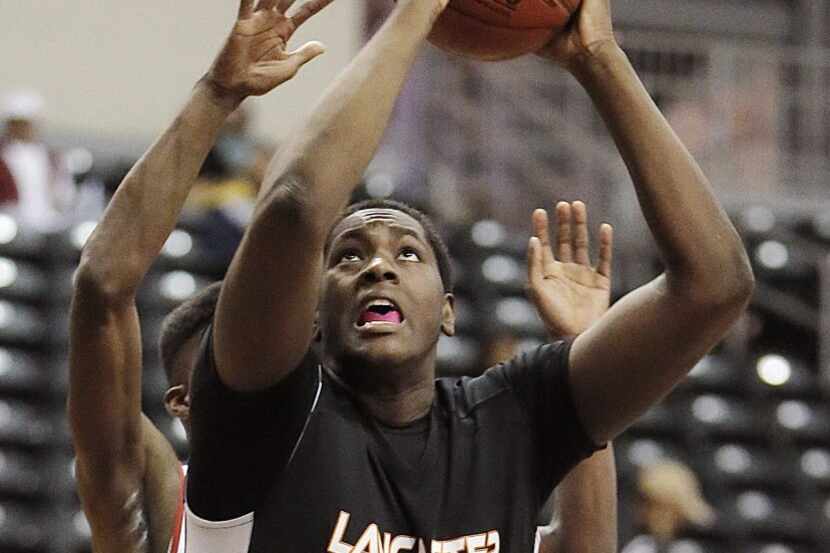 Lancaster's Elijah Thomas (15) attempts a shot during the first-round of the Dallas ISD-Coca...