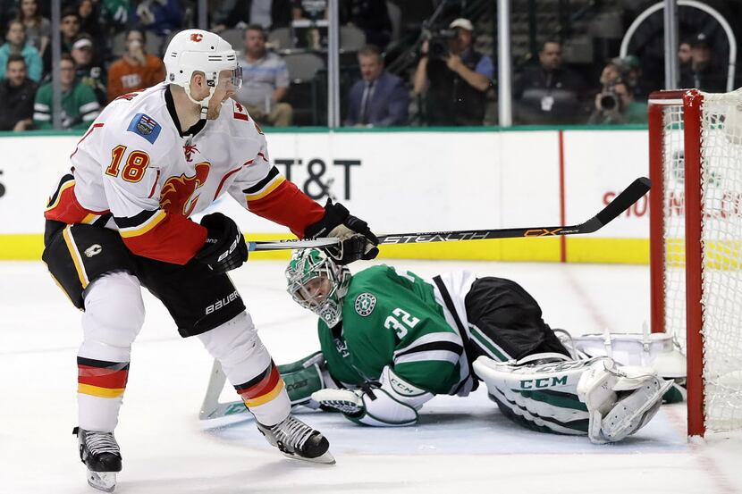 DALLAS, TX - DECEMBER 06:  Kari Lehtonen #32 of the Dallas Stars makes a save against Matt...