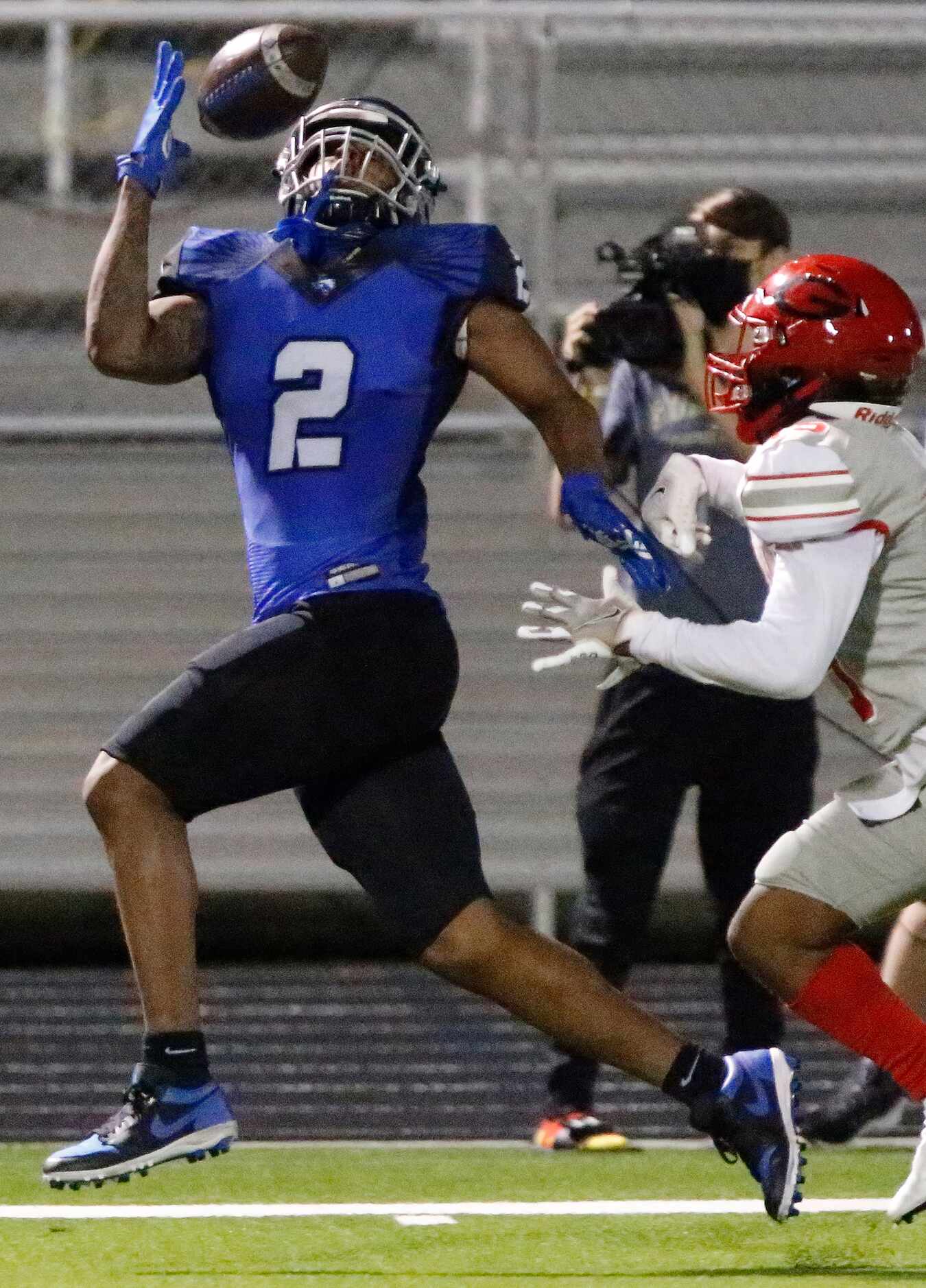 North Forney High School tight end Kameron Allen (2) makes a one handed catch for a...