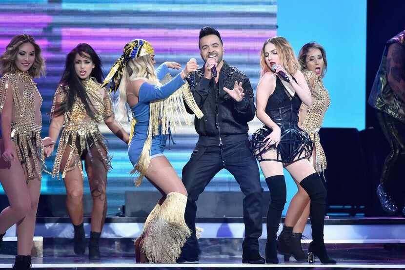Luis Fonsi durante su actuación en los 2018 Billboard Latin Music Awards, en abril de...