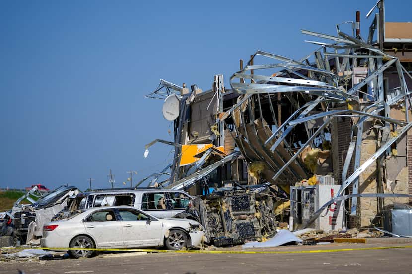 Daños en una parada de camiones tras el paso de un tornado, el domingo 26 de mayo de 2024,...