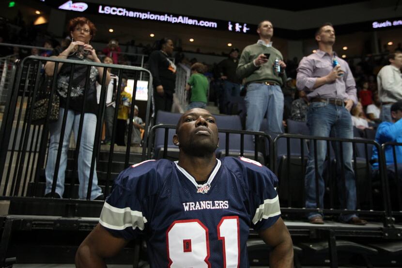 Former NFL receiver Terrell Owens (81) playing for the Allen Wranglers watches the opening...