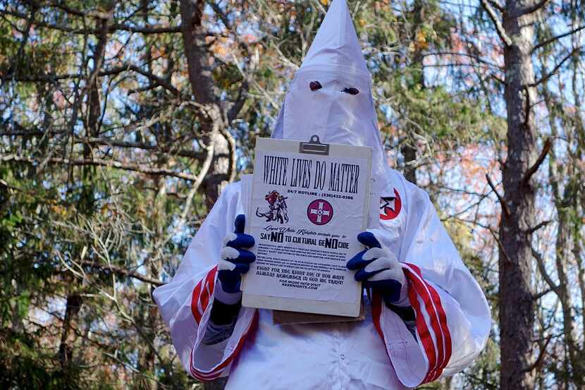Un hombre negro se vistió con la túnica blanca del grupo racista Ku Klux Klan en un centro...