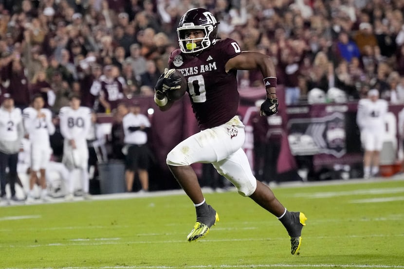 Texas A&M wide receiver Ainias Smith (0) runs in tot he end zone for a 19-yard touchdown...