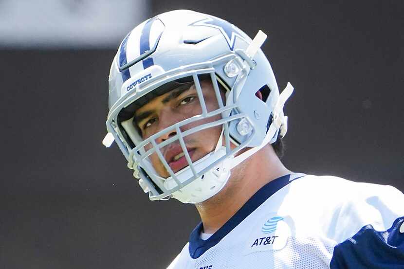El tackle ofensivo de los Cowboys de Dallas, Isaac Alarcón, se quedó en la escuadra de...