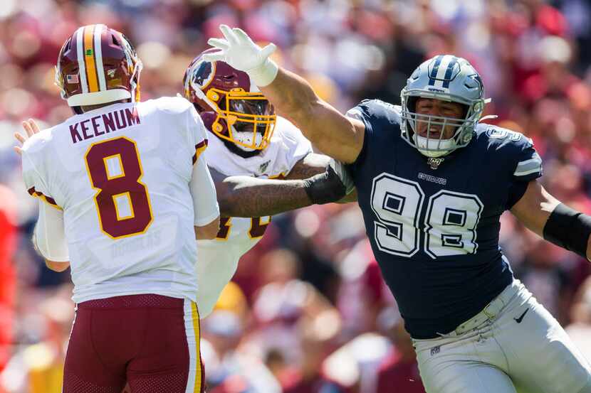 Dallas Cowboys defensive tackle Tyrone Crawford (98) threatens Washington Redskins...