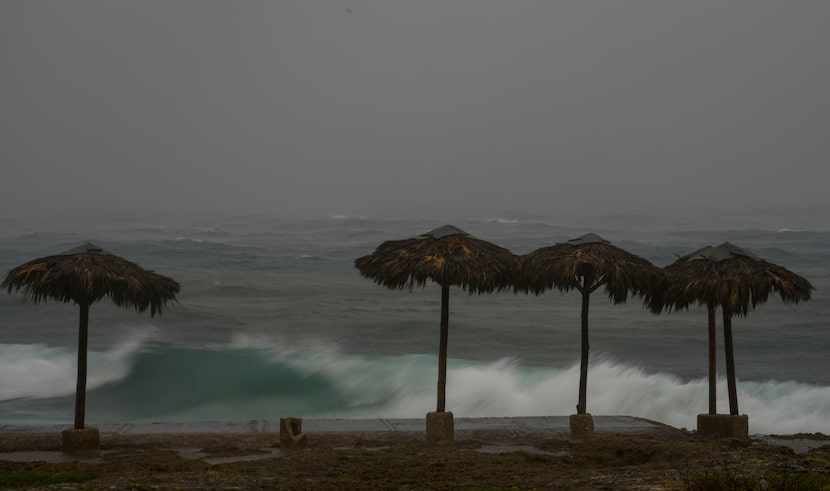 Las olas rompen en la playa durante el paso del huracán Rafael en La Habana, Cuba, el...