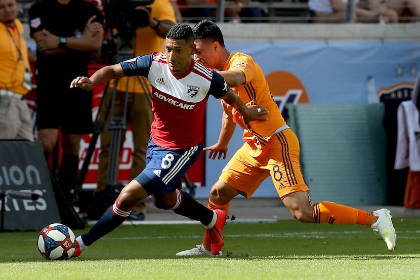 Bryan Acosta of FC Dallas dribbles past Memo Rodríguez of the Houston Dynamo (5-4-19) in a...