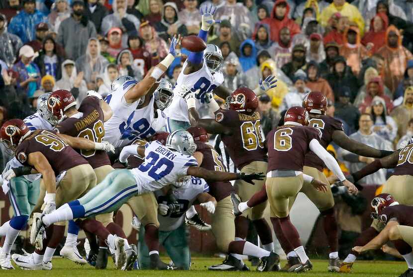 Dallas Cowboys defensive end Tyrone Crawford (98) blocks a field goal attempt by Washington...