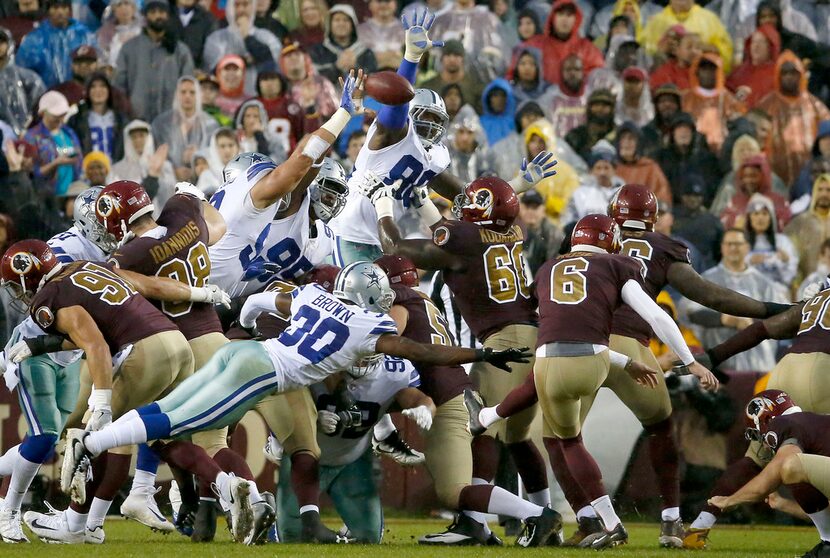 Dallas Cowboys defensive end Tyrone Crawford (98) blocks a field goal attempt by Washington...