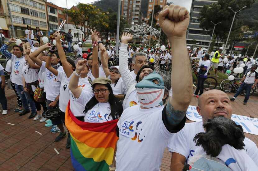 Un grupo de personas festeja el acuerdo alcanzado en Colombia con las FARC que terminaría...