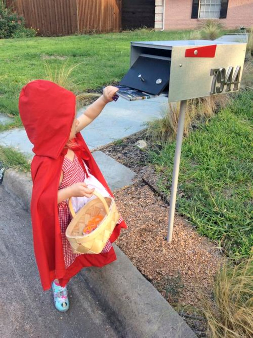 
Clementine as Little Red Riding Hood, with the cape this time.
